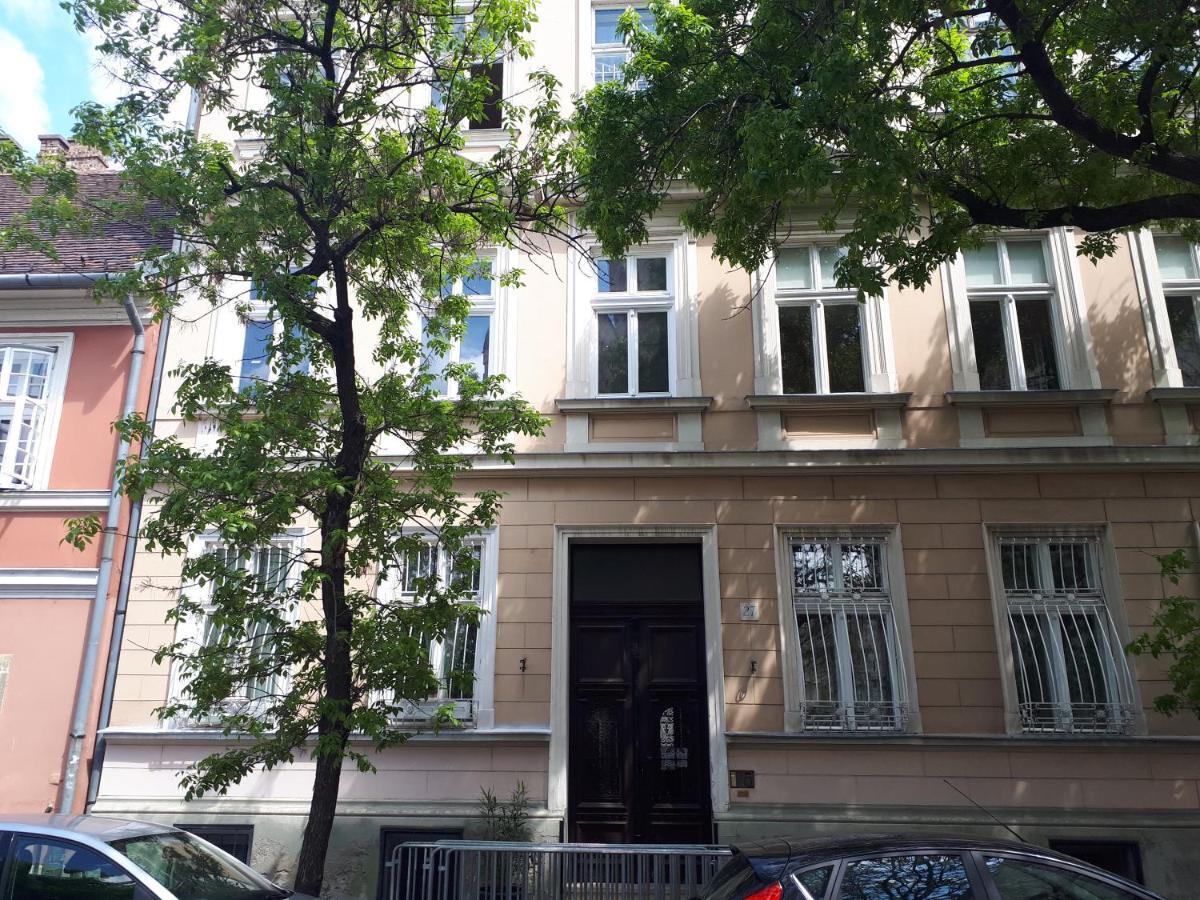 Gizella Apartament *